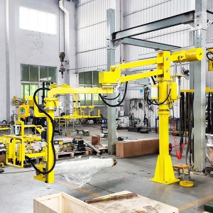 Roll core gripping manipulator
